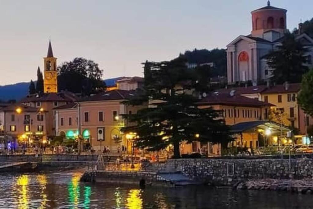 La Finestra Sul Lago, Appartamento In Pieno Centro Laveno Exteriör bild